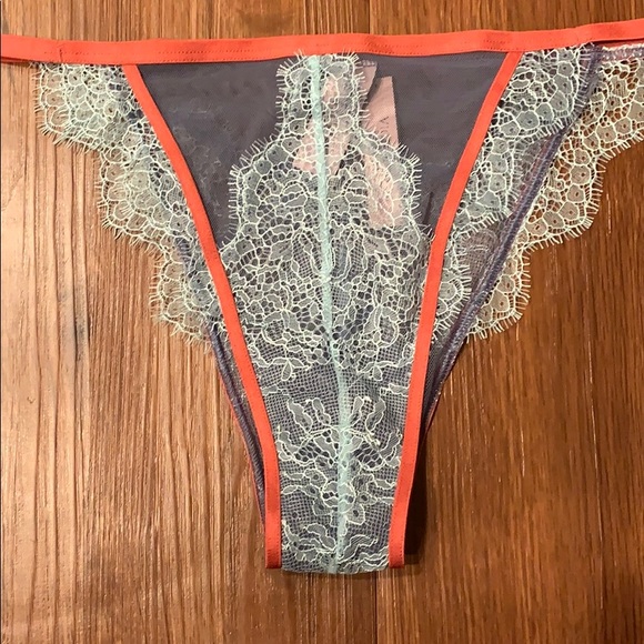 NWT Victoria’s Secret Set of 2 Panties size Large - Picture 7 of 9
